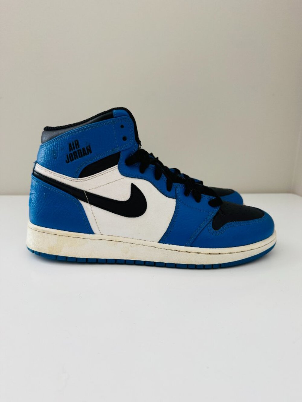 Nike Air Jordan 1 Retro High Lace Up Sneakers Boys 7Y Soar Blue Black White 7053
